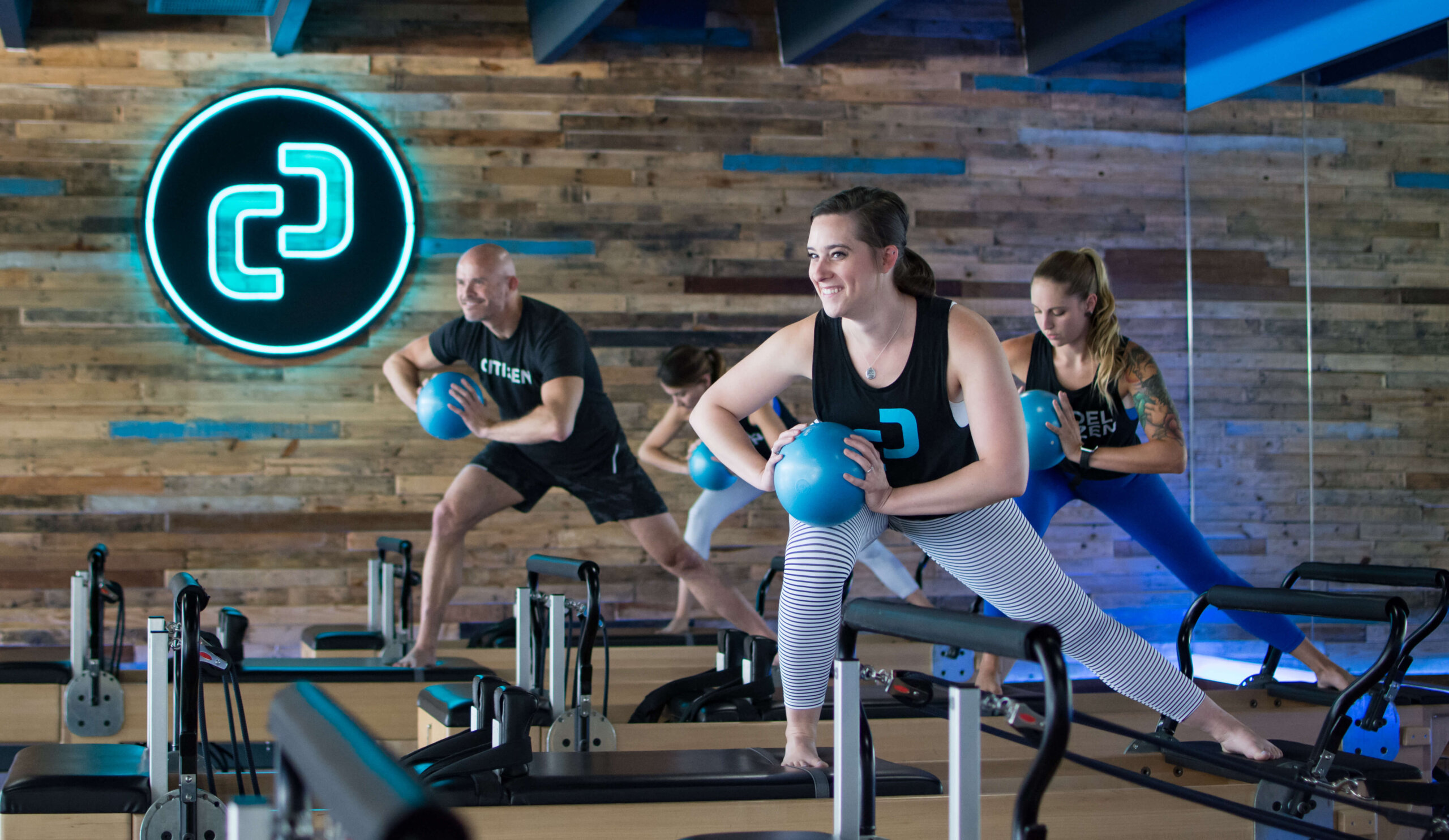 A group of people in the gym doing exercises.